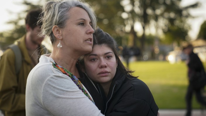 Schusswaffengewalt in den USA: Schock und Trauer: Menschen in Monterey Park gedenken der Opfer. Ein bewaffneter Täter hatte inmitten der Neujahrsfeierlichkeiten in der überwiegend asiatisch-amerikanischen Gemeinde mehrere Menschen getötet.