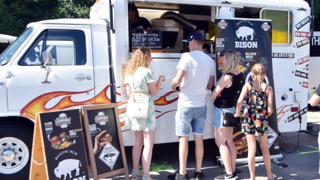 Fürstenfeldbruck: Beim Festival 2022 waren hauptsächlich Burger-Trucks eingeladen. Für das kommende Jahr hoffen die Organisatoren wieder auf ein vielfältigeres Angebot.