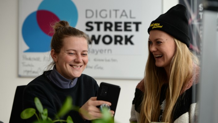 Streetwork im Internet: Das Prinzip ist einfach: Dort sein, wo junge Menschen sind. Deswegen sind die Streetworkerinnen Anna-Lena Keerl (mit Mütze) und Sarah Rieger vor allem in sozialen Netzwerken unterwegs.