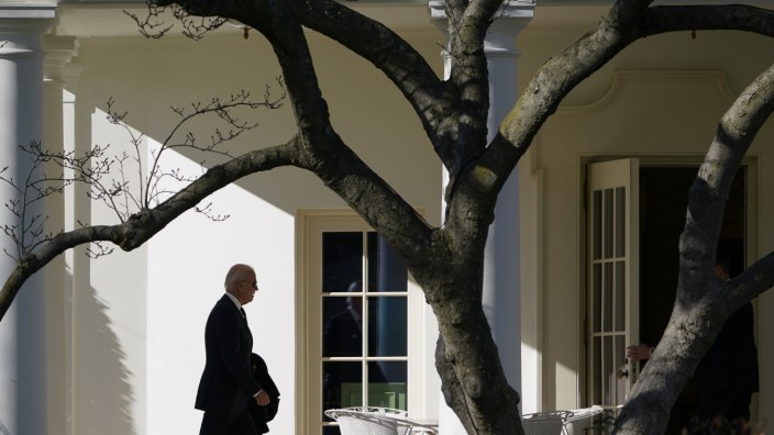 Affäre um geheime Dokumente: Werden die Aktenfunde den Ausschlag geben bei der Frage, ob er noch einmal kandidiert? Präsident Joe Biden, hier auf dem Weg zu seinem Büro im Weißen Haus.