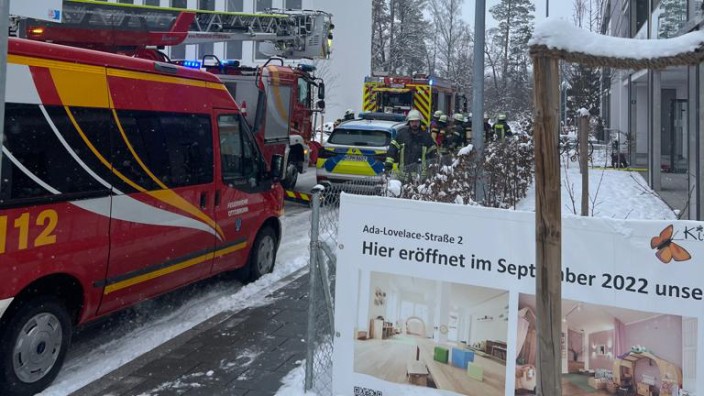 Ottobrunn: Mehr als 40 Feuerwehrler sind beim Brand in einer Kita in der Brand Ada-Lovelace-Straße in Ottobrunn im Einsatz.