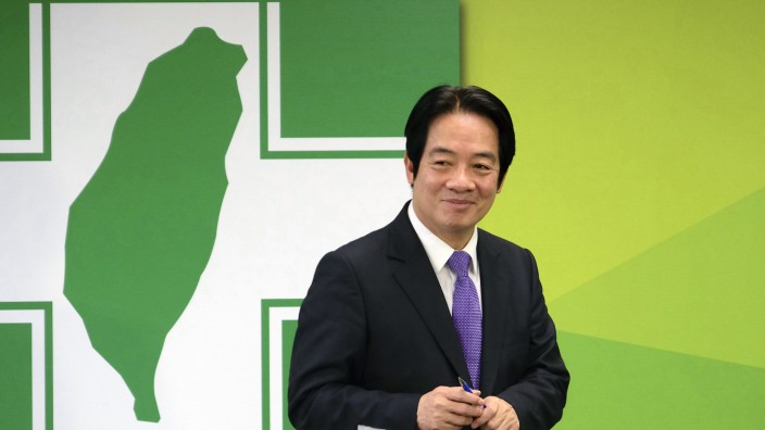 Taiwan: Vor den Umrissen Taiwans: Lai Ching-te, möglicher künftiger Präsident des Inselstaats.