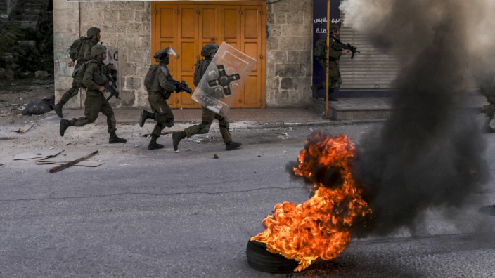 Hebron: Hebron, das ist eine Stadt mit blutgetränktem Boden. Gewalt und Tote gibt und gab es hier auf beiden Seiten. Israelische Sicherheitskräfte und protestierende palästinensische Jugendliche geraten da ziemlich oft aneinander, wie hier im Dezember 2022.