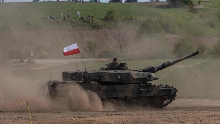 SZ am Abend: Unverkennbar ein polnisches Exemplar: Mit der Ankündigung, in Deutschland eine Ausfuhrgenehmigung für die Leopard 2 zu beantragen, hat Polen den Druck auf Kanzler Olaf Scholz erhöht.
