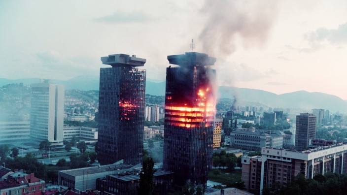 Dževad Karahasan: "Einübung ins Schweben": "Hier schwebt alles. Rauch schwebt über zahllosen Brandstätten. Die Seelen der Ermordeten und Unbestatteten schweben über und um uns." Die brennenden Momo-und-Uzeir-Türme in Sarajevo am 8. Juni 1992.