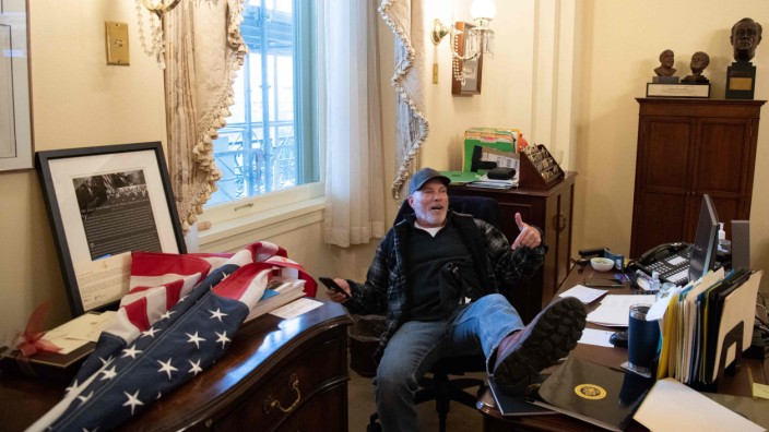 Prozess in Washington: Nach dem Sturm aufs Kapitol sitzt Trump-Unterstützer Richard Barnett im Büro von Nancy Pelosi. Jetzt ist er verurteilt worden.