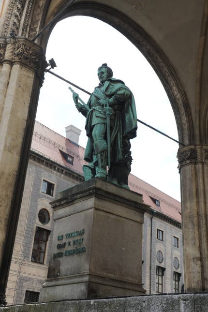 Promi-Tipps für München: Bronzestatue des Feldherren Graf von Tilly in der Feldherrnhalle am Odeonsplatz.