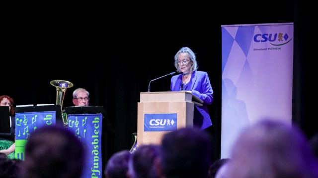 Neujahrsempfang in Puchheim: CSU-Fraktionschefin Karin Kamleiter spricht sich gegen Mobilitätsstationen und mehr Flüchtlinge aus und freut sich über die Neu-Bebauung des Alois-Harbeck-Platzes.