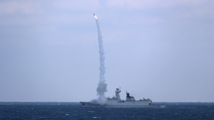 Außenpolitik: Eine Großmacht sucht die Systemkonkurrenz - wie gehen wir damit um? Eine chinesische Fregatte feuert bei einer Marineübung eine Rakete ab, 27. November 2022.