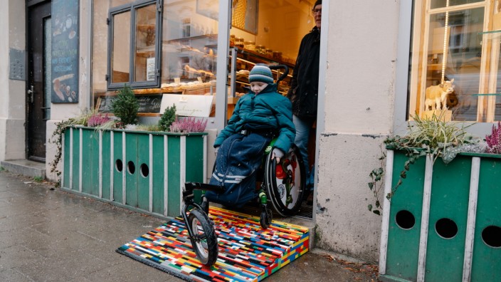 Neuhausen: Ungehindert Brötchen kaufen: Vor einer Neuhauser Bäckerei ist das jetzt mit Hilfe von Bauklötzchen auch Rollstuhlfahrern möglich.