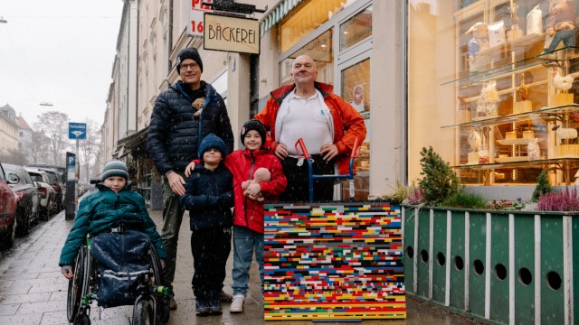 Neuhausen: Eine gute Idee: Die Legorampe vor der Bäckerei hilft Kilian, mit seinem Rollstuhl in den Laden zu kommen.