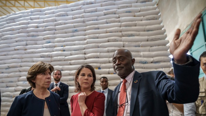 Afrika-Strategie der Bundesregierung: Die Bundesregierung will ihren Partnern in Afrika auf Augenhöhe begegnen, hier Außenministerin Annalena Baerbock bei ihrem Besuch eines UN-Getreidelagers in Äthiopien mit ihrer französischen Kollegin Catherine Colonna.
