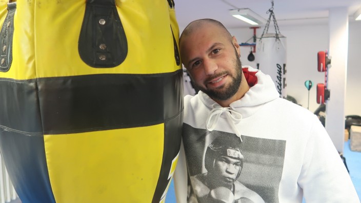 Sport: "Kennst du dieses Gefühl, wenn du richtig unter Druck stehst?" Burak Bozkurt in seinem Münchner Boxstudio.