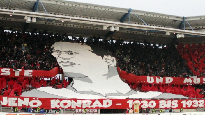 Historie des 1. FC Nürnberg: Am 17. November 2012 ehrten Nürnbergs Ultras Jenö Konrad mit einer großen Choreographie. Vielen Club-Fans wurde erst damals bewusst, welch unrühmliche Rolle der Fußball im Nationalsozialismus gespielt hatte.