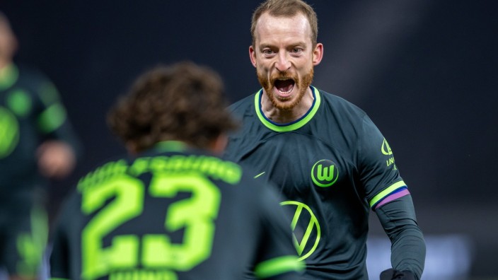 Bundesliga: Maxi Arnold jubelt über eines der zahlreichen Wolfsburger Tore.