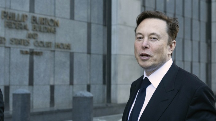 Tesla-Tweet: Elon Musk verlässt das Gericht in San Francisco. Der Tesla-Chef Musk hat vor Gericht seine umstrittenen Tweets aus dem Jahr 2018 verteidigt, die ihm eine potenziell teure Anlegerklage eingebrockt haben.