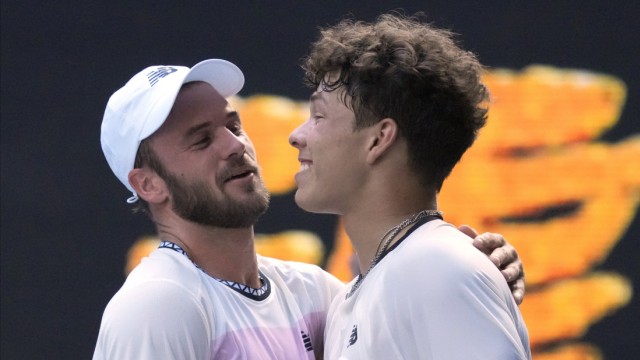 Australian Open: Nette Worte am Netz: Die US-Amerikaner Tommy Paul (links) und Ben Shelton nach dem Matchball ihres Viertelfinals.