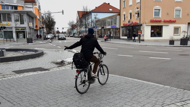Verkehr in Germering: Wenig Orientierungsmöglichkeiten: Radfahrer am Kleinen Stachus beim Linksabbiegen.