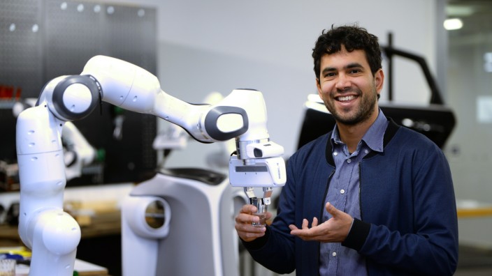 Forschung in München: "Manchmal darf man nicht zu kompliziert denken": Robotik-Forscher Luis Figueredo.