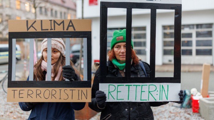 Amtsgericht Nürnberg: Den Prozess am Nürnberger Amtsgericht gegen vier Klimaaktivisten haben Protestierende vor dem Gebäude begleitet.
