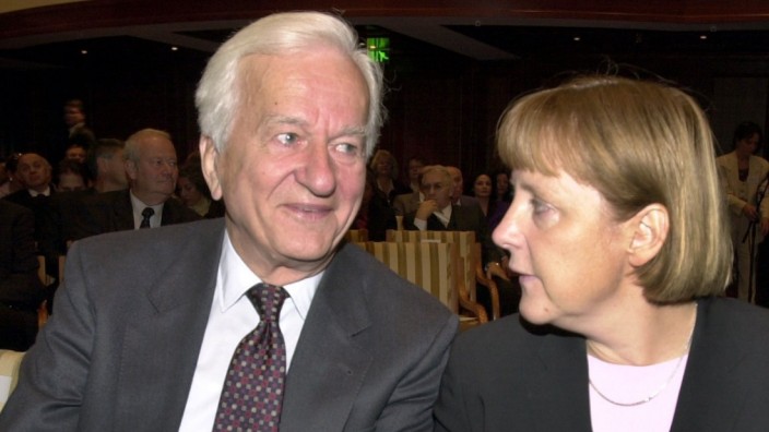 Kolumne: Deutscher Alltag: Ein sehr preußischer Schwabe: Richard von Weizsäcker mit der damaligen CDU-Vorsitzenden Angela Merkel bei einem Festakt in Berlin im Jahr 2000.