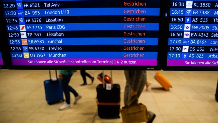 Flughafen BER: "Gestrichen" steht auf einer Anzeigetafel während des Warnstreiks am Flughafen Berlin-Brandenburg BER.