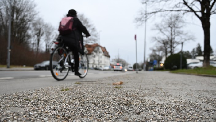 Winter-Radfahren in München: Im vergangenen Winter hat die Stadt 9000 Tonnen Splitt und 7400 Tonnen Salz gestreut. Auf den Radwegen - hier in Ramersdorf - landen aber aus ökologischen Gründen nur die Steinchen.