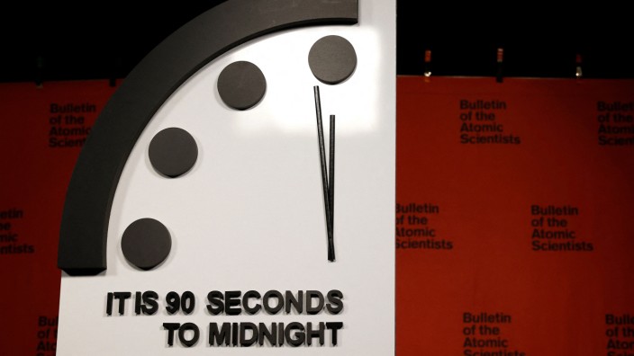 Globale Krisen: Nicht mehr lange bis Mitternacht: Die Zeiger der "Doomsday Clock" stehen auf 90 Sekunden vor zwölf.