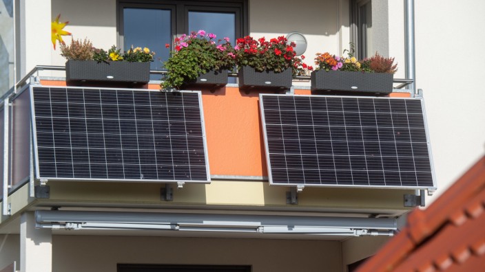 Erneuerbare Energien: Die Freien Wähler möchten, dass in Moosburg mehr Antragsteller in den Genuss einer Förderung von sogenannten steckerfertigen Balkon-Photovoltaikanlagen kommen.
