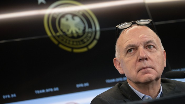 Justiz ermittelt: Wird die Schatten der Vergangenheit nicht los: DFB-Präsident Bernd Neuendorf.
