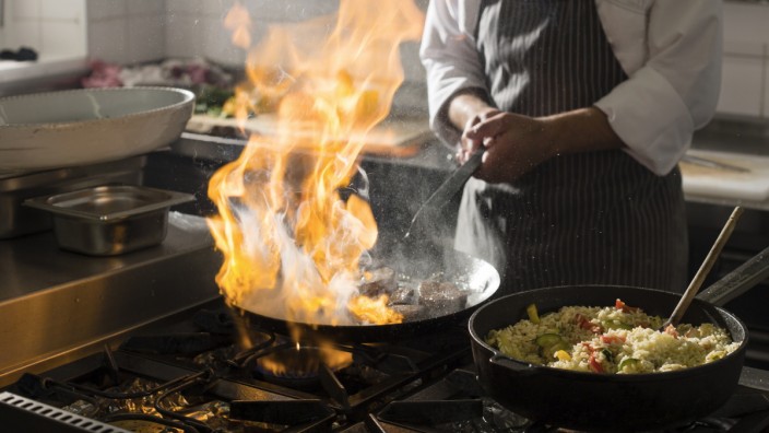 Küche: Feuerprobe: Kochen mit dem Gasherd setzt Fingerspitzengefühl voraus.
