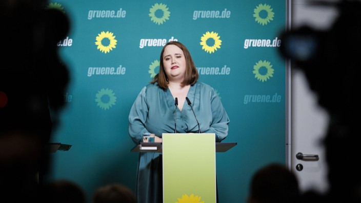 SZ am Morgen: Zum Thema Klimaschutz sagt Grünen-Chefin Ricarda Lang: "Alle müssen ihren Beitrag leisten", doch im Verkehrssektor klaffe "eine riesige Lücke". Nun soll ein Koalitionsausschuss schlichten.