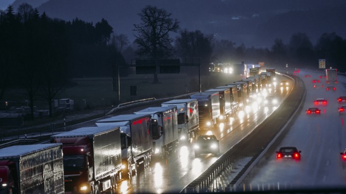 Blockabfertigungen: An Tagen mit Blockabfertigung stauen sich am frühen Morgen auf der A 93 bei Kiefersfelden stets die Lastwagen Richtung Österreich und Italien.