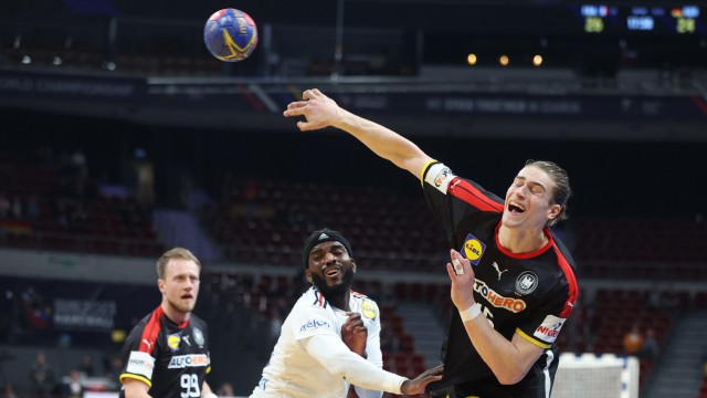 Germany at the Handball World Cup: One for the future: Juri Knorr (right) played outstandingly at times at the World Cup, but he also took his breaks against France.