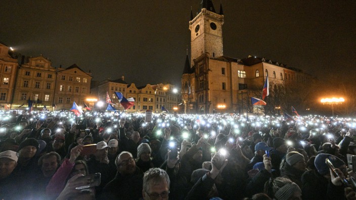 Tausende Menschen versammeln sich am Mittwochabend vor der Wahl im Zentrum Prags, um dem Präsidentschaftskandidaten Petr Pavel zuzuhören.