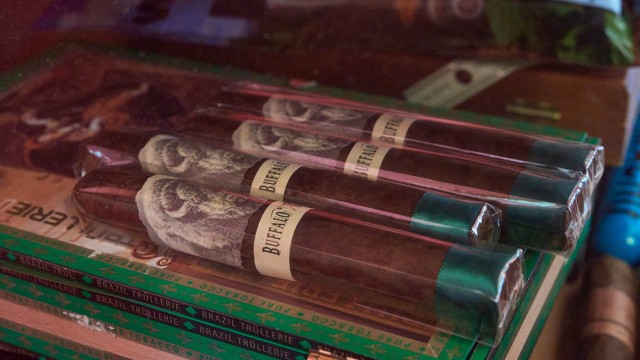 Kultur im Landkreis: Die Leidenschaft für Rauchwerk hat dem Podcast "Cigarrencouch" den Namen gegeben. Im Humidor in der Wohnzimmerecke haben bis zu 400 Zigarren Platz.