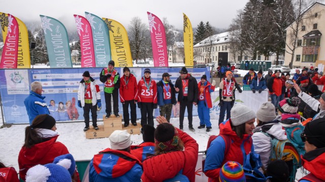 Special Olympics Bayern: Eine ganze Reihe an Medaillengewinnern wurden bei den Finalläufen in Lenggries ausgezeichnet. Dabei halfen auch Schülerinnen der St.-Ursula-Mädchenrealschule Schloss Hohenburg.