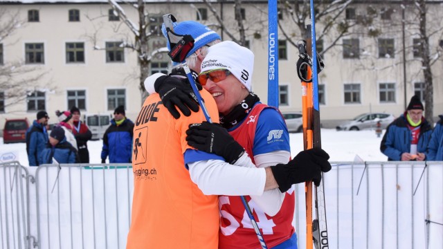 Special Olympics Bayern: Glücksmoment: Erika Rosa Kälin aus der Schweiz lief mit ihrem Guide Reinhard Schütz zwei Mal als Erste über die Ziellinie.