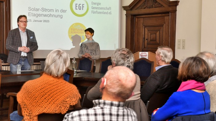 Klimakrise: Der Grünen-Gemeinderat Bernd Pfitzner (links) und Barbara Ropp von der Energiegenossenschaft Fünfseenland - hier bei ihrem Impulsvortrag - wollen die Energiewende in Tutzing voranbringen.