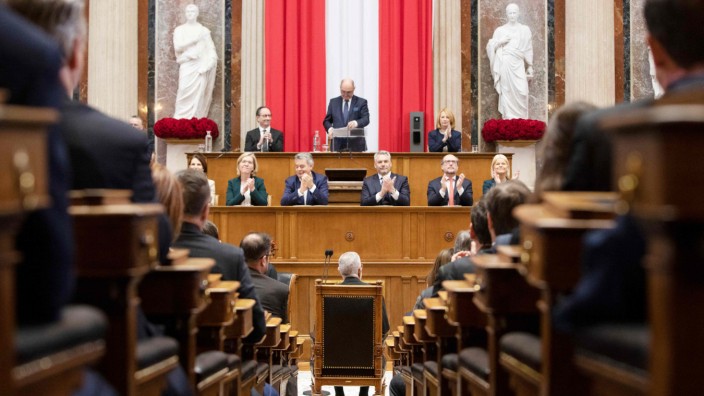 Österreich: Es wird wieder was passieren: Alexander Van der Bellen (auf dem Stuhl, von hinten) hat am Donnerstag seinen Amtseid als Präsident abgelegt.