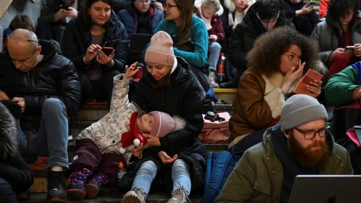 Krieg in der Ukraine: In Kiew haben sich wieder Menschen vor den russischen Angriffen in der Metro in Sicherheit gebracht.