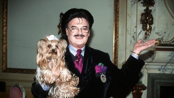Rudolph Moshammer Porträt vom Modedesigner Rudolph Moshammer mit Hund Daisy für die Fernsehserie TATORT Folge Blaues Blu