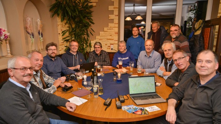 Ebersberger Verein: Wilfried Dilling (links) ist Vorsitzender des Ortsverbands des Deutschen Amateur- und Radioclubs Ebersberg. Die Mitglieder treffen sich regelmäßig zum Stammtisch.