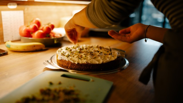 Café Glücksmomente: Die Tochter der Betreiberin, Celina Villalta, hilft ihrer Mutter auch beim Kuchenbacken.