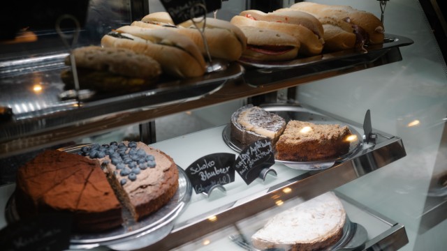 Café Glücksmomente: Die Glasvitrine ist gut gefüllt mit Kuchen und Baguettes.