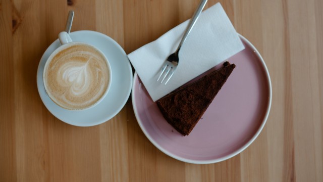 Café Glücksmomente: Der Cappuccino hat einen herrlichen Milchschaum, der Kuchen ist selbstgebacken.
