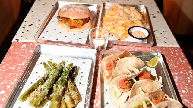 Bar 55 Eleven: Zu essen gibt es unter anderem Shrimp Tacos, gegrillten Spargel, Pommes und Burger.