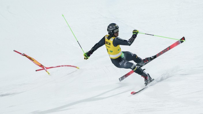 Ski alpin: Spektakuläre Einlage: Der Italiener Hannes Zingerle stürzt ins Ziel, und sein Lauf wird sogar gewertet.