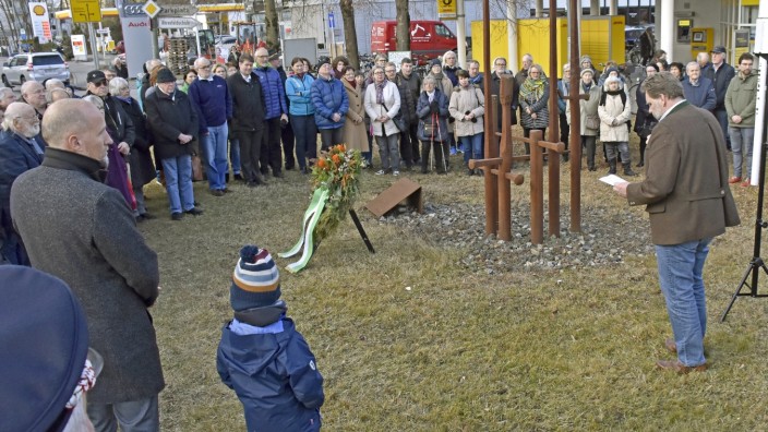 Gröbenzell: Bereits Tradition: Seit mehr als 20 Jahren erinnert die Gemeinde Gröbenzell am Mahnmal vor der Post an die Opfer des Nationalsozialismus.