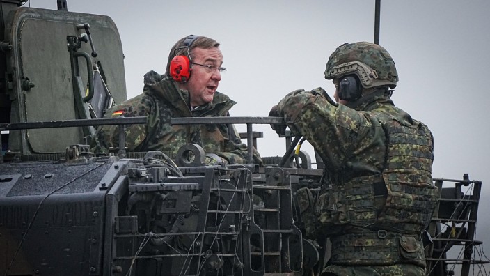 Bundeswehrbesuch von Pistorius: Mitten in der Zeitenwende: Verteidigungsminister Pistorius sitzt im Puma-Schützenpanzer und tauscht sich mit einem Soldaten aus.